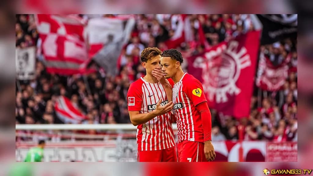 Cầu thủ SC Freiburg trên sân nhà trước trận đấu