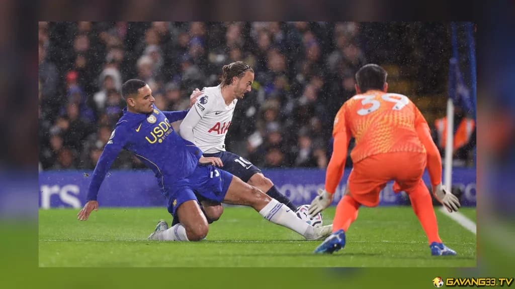 James Maddison triển khai bóng cho Tottenham trước Chelsea trong ảnh tư liệu trước trận