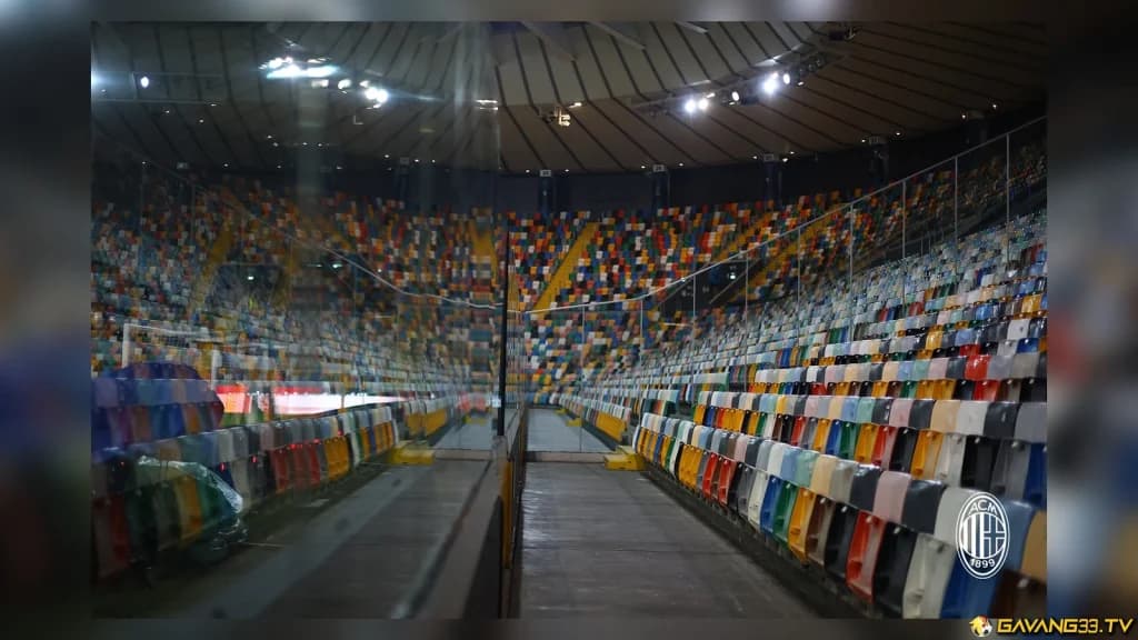 Khung cảnh sân đấu trong chuyến làm khách của AC Milan trước trận đấu
