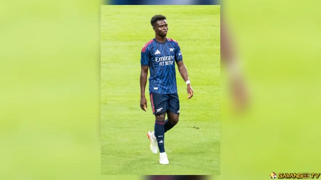 Bukayo Saka trong màu áo Arsenal trước trận đấu Premier League