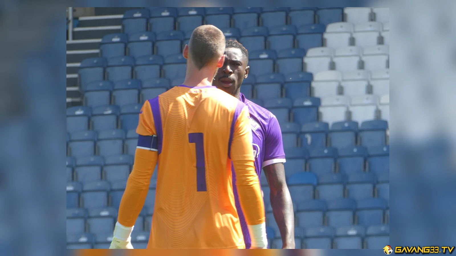 Moise Kean và David de Gea của Fiorentina trước trận đấu